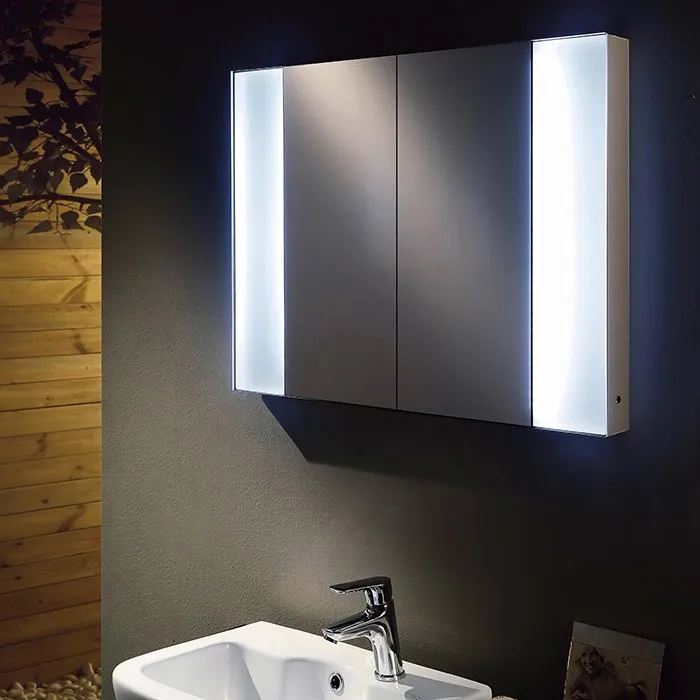 Badrumsspegelskåp med lampor